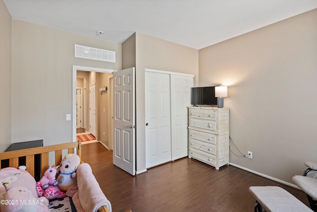 33743 S Ballad Dr, Red Rock, AZ 85145 - bedroom with dark wood-style flooring, visible vents, baseboards, and a closet