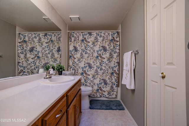 full bath featuring baseboards, toilet, a shower with shower curtain, and vanity