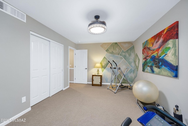 workout room featuring visible vents, carpet floors, and baseboards