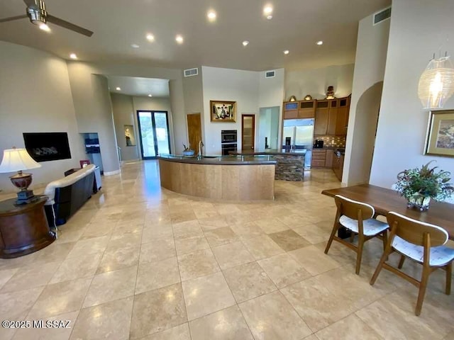 welcome area featuring a sink, a ceiling fan, and visible vents
