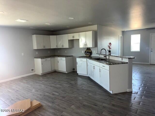 49 S Richmond Dr, Corona De Tucson, AZ 85641 - kitchen featuring dark wood-style flooring, baseboards, a peninsula, white cabinets, and a sink