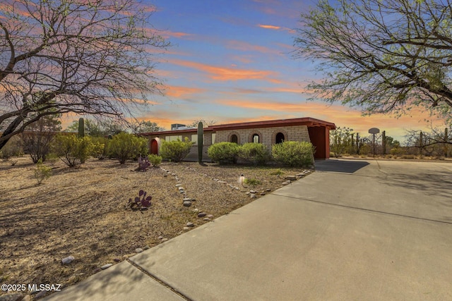 9190 E Shonto Ln, Tucson, AZ 85749 - view of front of house with driveway