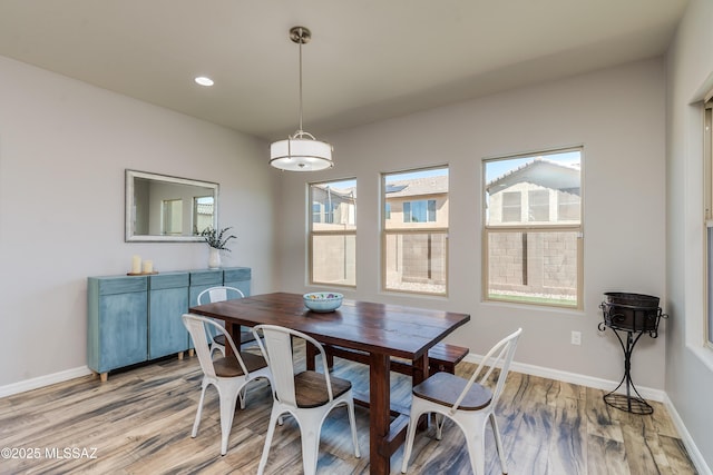 dining space featuring light wood-style floors, baseboards, and recessed lighting