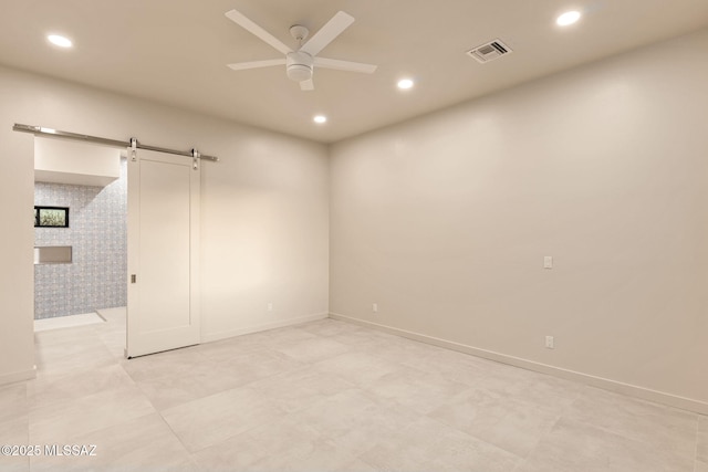 empty room with ceiling fan, visible vents, a barn door, baseboards, and recessed lighting