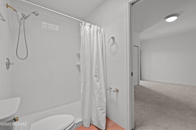 full bath with toilet and curtained shower
