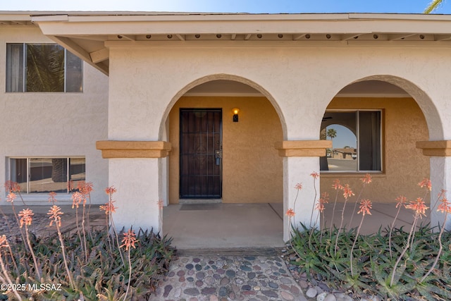 view of exterior entry featuring stucco siding