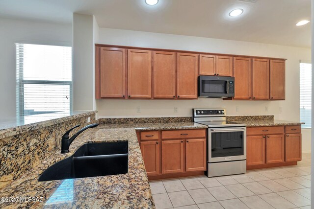 carpeted empty room featuring baseboards, a ceiling fan, visible vents, and recessed lighting