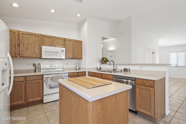unfurnished room with visible vents, baseboards, and ceiling fan