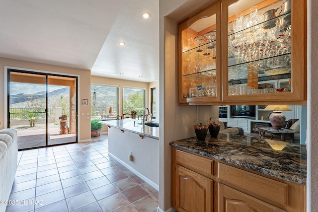 bar with light tile patterned floors, a sink, baseboards, and recessed lighting