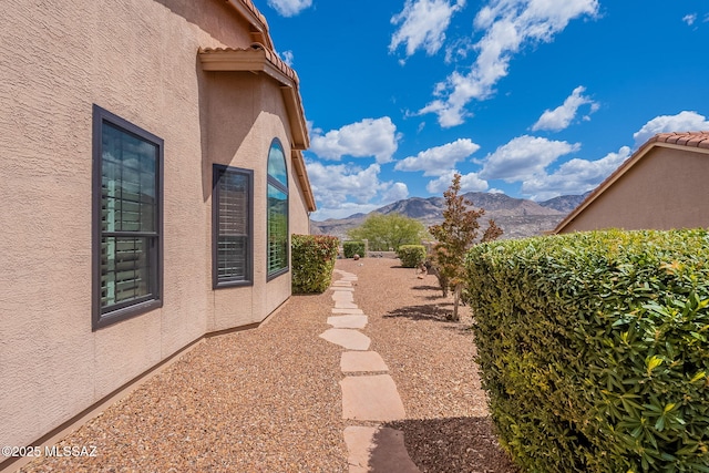 view of yard with a mountain view