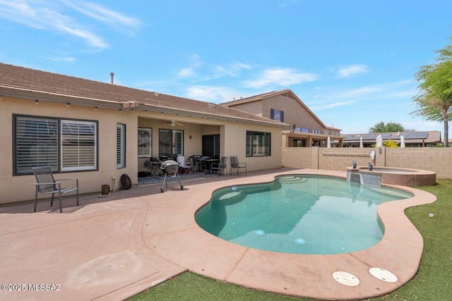 view of swimming pool with a pool with connected hot tub, ceiling fan, a patio, and a fenced backyard