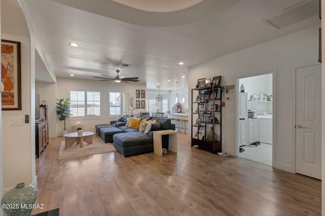 living area with recessed lighting, separate washer and dryer, light wood-style flooring, visible vents, and a ceiling fan