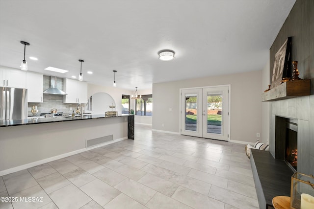 living area featuring visible vents, recessed lighting, baseboards, and a fireplace