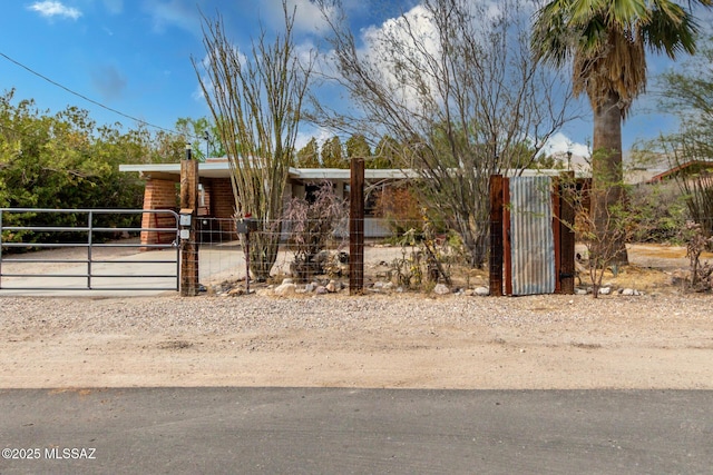 423 E Hadley St, Tucson, AZ 85705 - view of front of property featuring a gate and fence