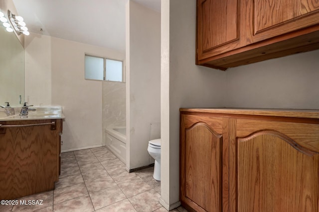 423 E Hadley St, Tucson, AZ 85705 - bathroom with vanity, toilet, and a bathtub