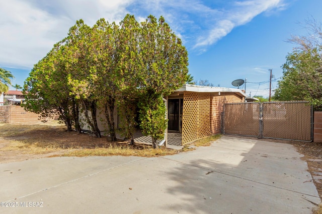 423 E Hadley St, Tucson, AZ 85705 - view of property exterior featuring a gate and fence