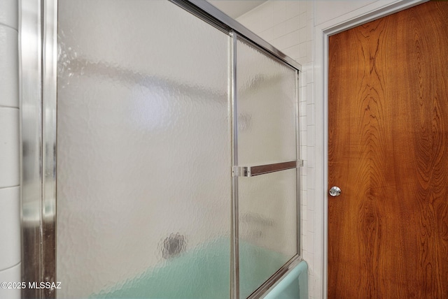 bathroom with enclosed tub / shower combo