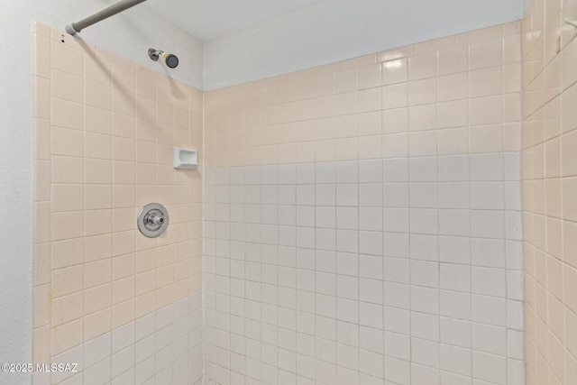 bathroom featuring a tile shower