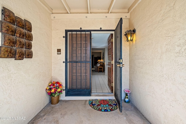 view of exterior entry featuring stucco siding