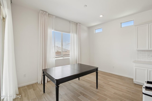 dining room with recessed lighting, light wood-style floors, and baseboards