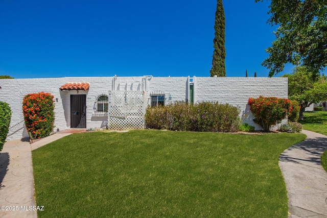 view of front of home with a front yard