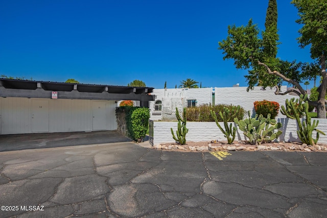 view of front of property featuring fence
