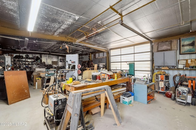 822 E Pomerene Rd, Benson, AZ 85602 - garage featuring a workshop area