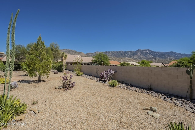 view of yard with fence and a mountain view