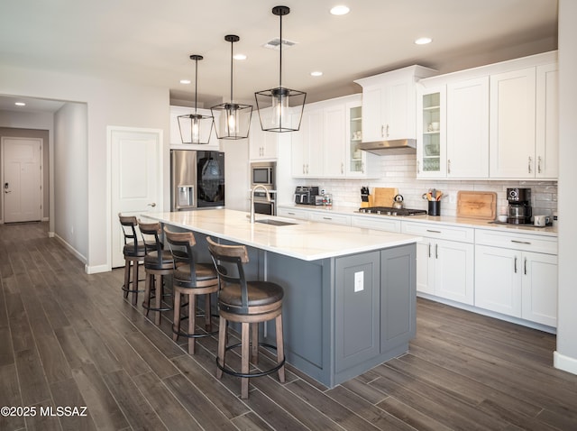 kitchen with baseboards, dark wood finished floors, appliances with stainless steel finishes, and visible vents
