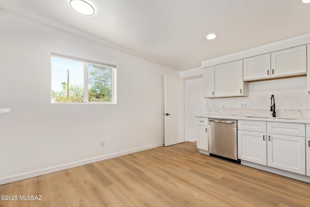 kitchen featuring baseboards, dishwasher, a sink, light wood-type flooring, and recessed lighting