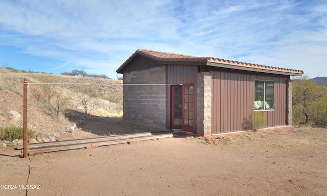 view of outdoor structure with an outbuilding