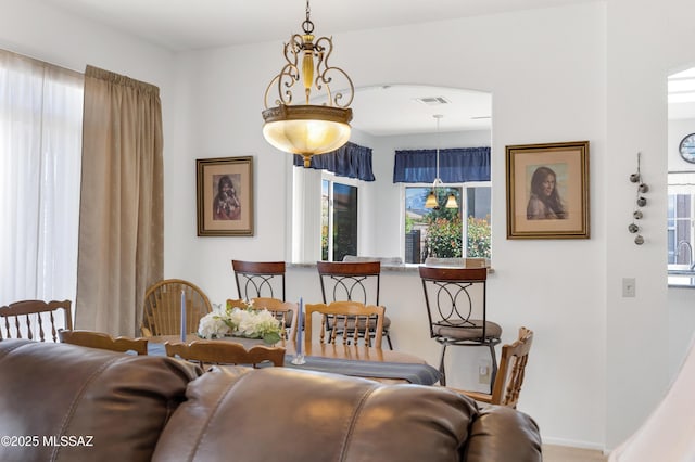 dining space featuring visible vents, plenty of natural light, and baseboards