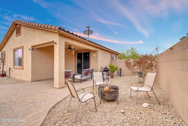 view of patio / terrace featuring an outdoor fire pit, a fenced backyard, and ceiling fan