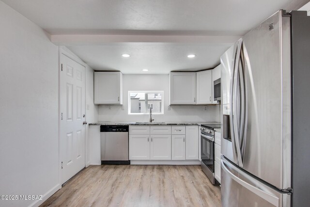 kitchen with a sink, recessed lighting, light wood-style floors, and stainless steel appliances