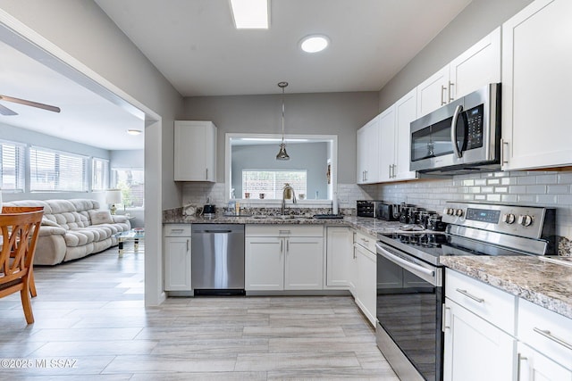 649 W Via, San Mateo, Green Valley, AZ 85614 - kitchen with stainless steel appliances, plenty of natural light, a sink, and decorative backsplash