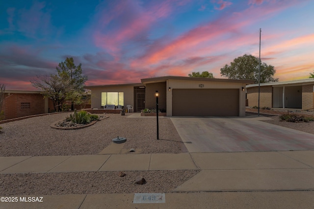649 W Via, San Mateo, Green Valley, AZ 85614 - mid-century modern home featuring concrete driveway and a garage