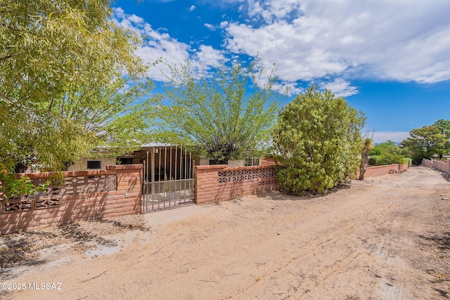 649 W Via, San Mateo, Green Valley, AZ 85614 - community sign with fence