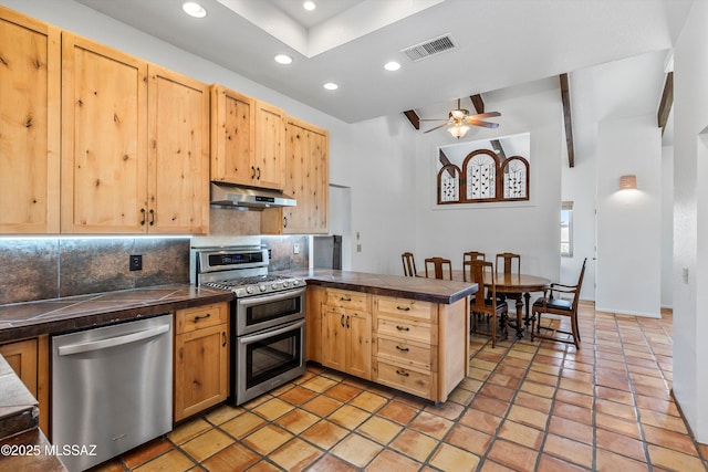 20 Buckskin Ln, Sonoita, AZ 85637 - kitchen with a peninsula, recessed lighting, under cabinet range hood, tasteful backsplash, and stainless steel appliances