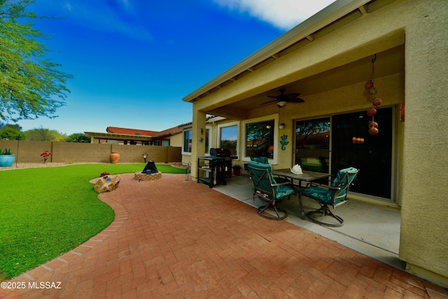 view of patio with ceiling fan, a fenced backyard, outdoor dining space, and a grill
