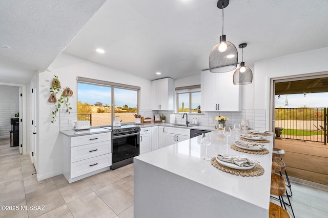 3855 N Via Avellana, Tucson, AZ 85718 - kitchen featuring stainless steel appliances, a kitchen bar, a sink, decorative backsplash, and white cabinetry