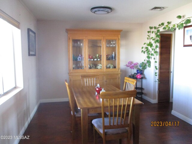 2583 W Arcadia Ln, Willcox, AZ 85643 - dining room with baseboards, visible vents, and dark wood-style flooring