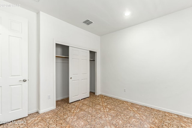 unfurnished bedroom featuring recessed lighting, baseboards, visible vents, and a closet