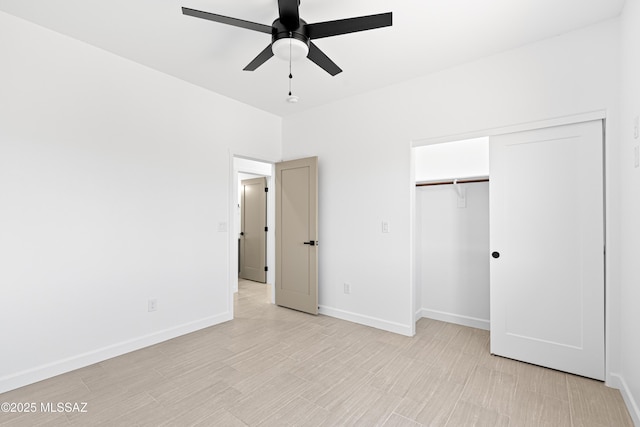 unfurnished bedroom featuring baseboards, a ceiling fan, and a closet