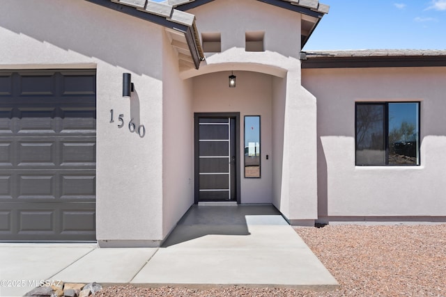 view of exterior entry with stucco siding