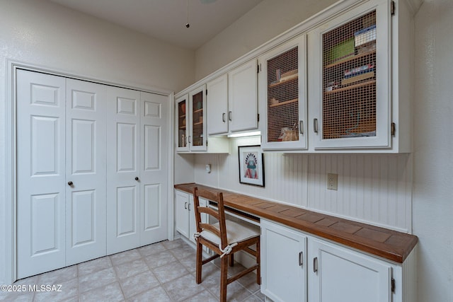 office with light floors and built in desk