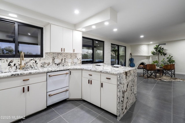 1720 W Cessna Way, Tucson, AZ 85755 - kitchen featuring a sink, recessed lighting, a peninsula, tasteful backsplash, and dishwasher