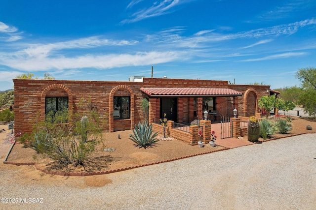 single story home with covered porch