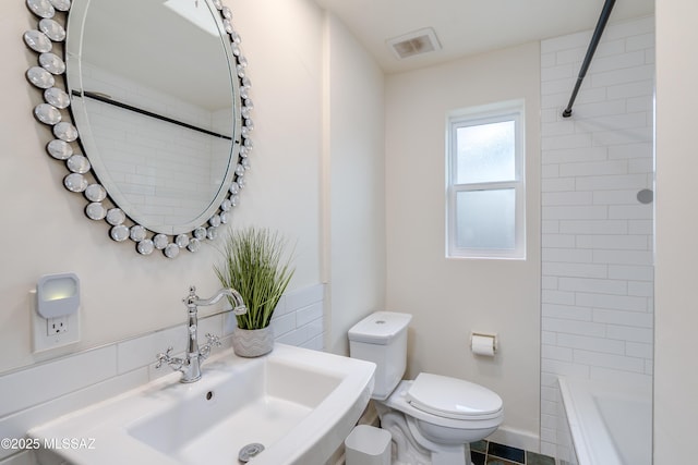 38 N Irving Ave, Tucson, AZ 85711 - full bath featuring walk in shower, visible vents, toilet, and a sink
