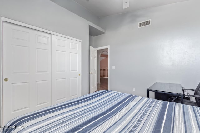 bedroom with visible vents, arched walkways, and a closet