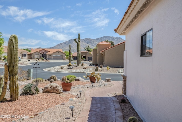 view of yard with a residential view and a mountain view
